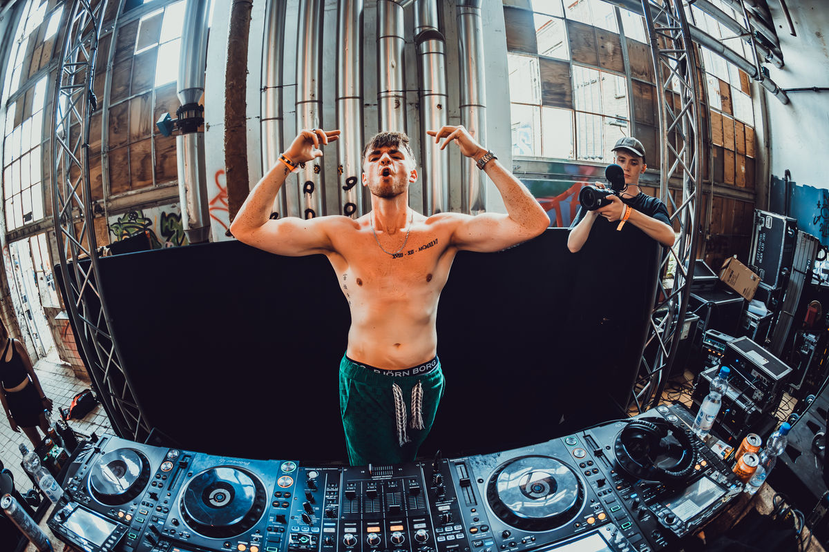 Loading... just a sec